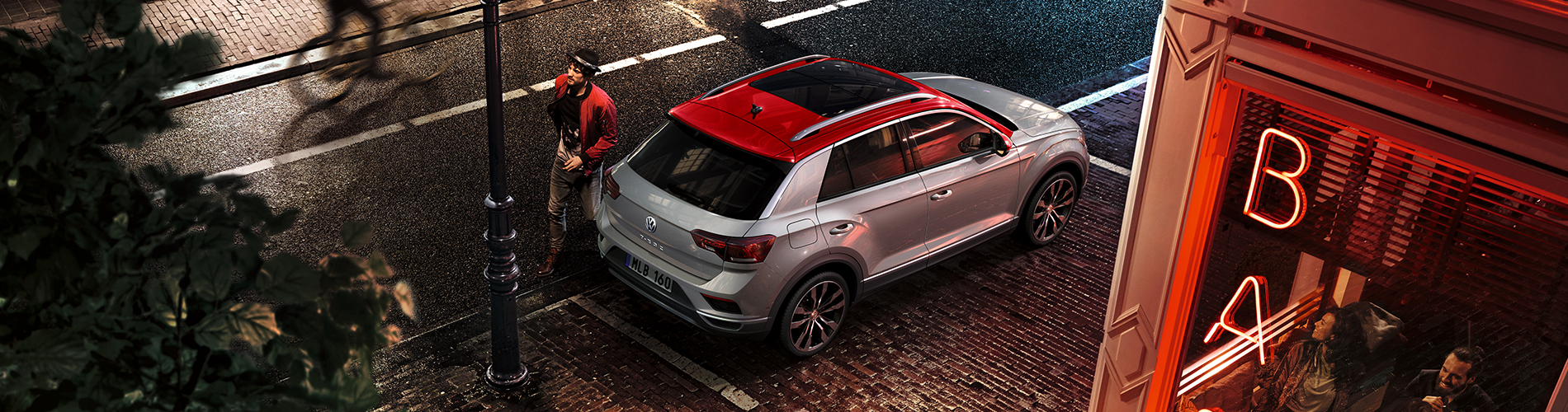 Volkswagen T-Roc med rött tak.